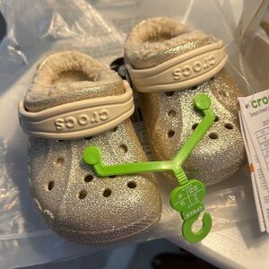 Toddlers lined glitter crocs 
NEW